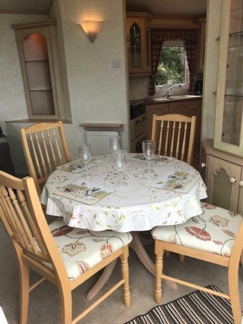 Countryside Views From A Luxury Mobile Home Near 佩伦波斯 外观 照片